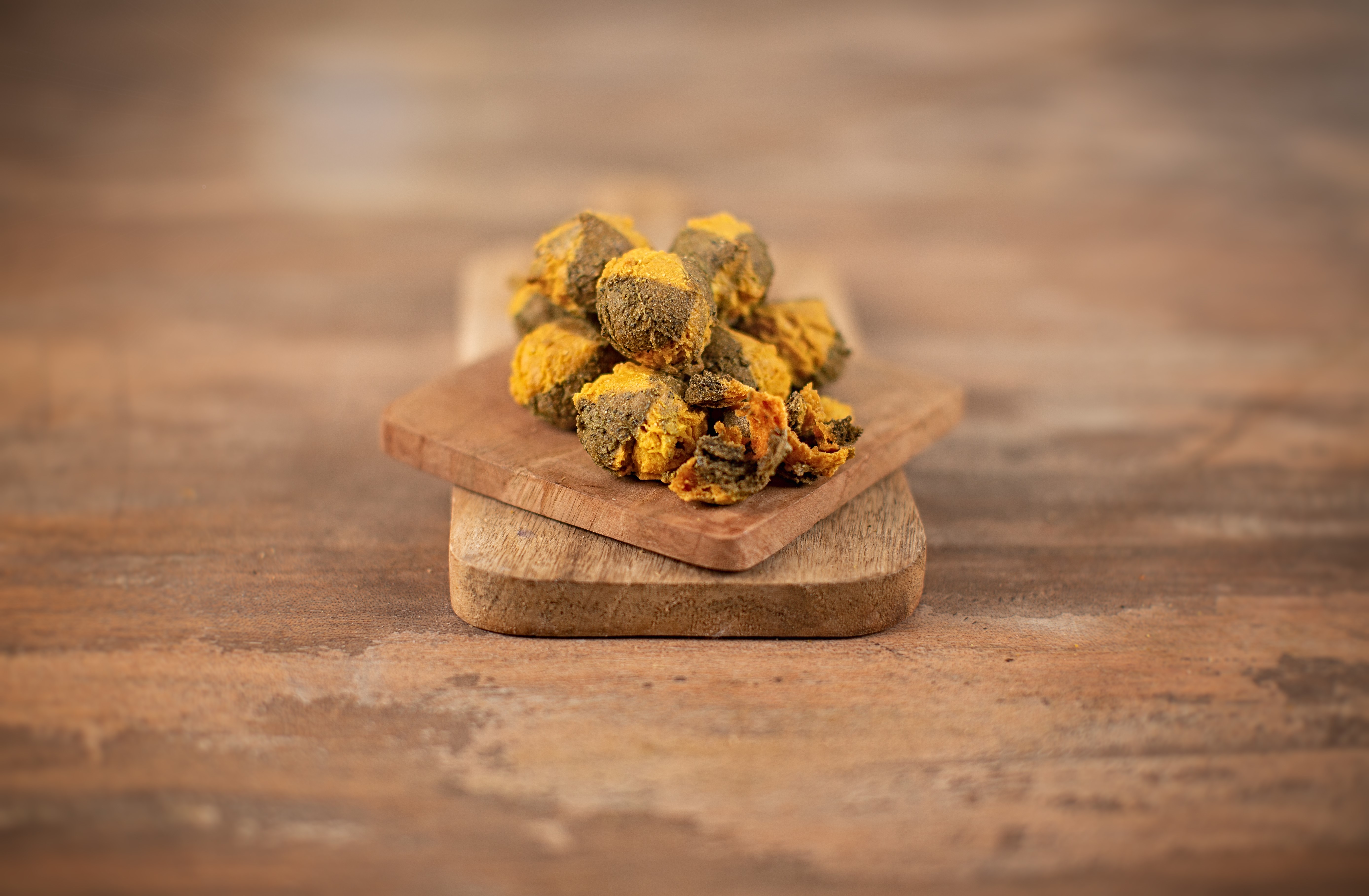 Canapé mit Kräutern und Käse