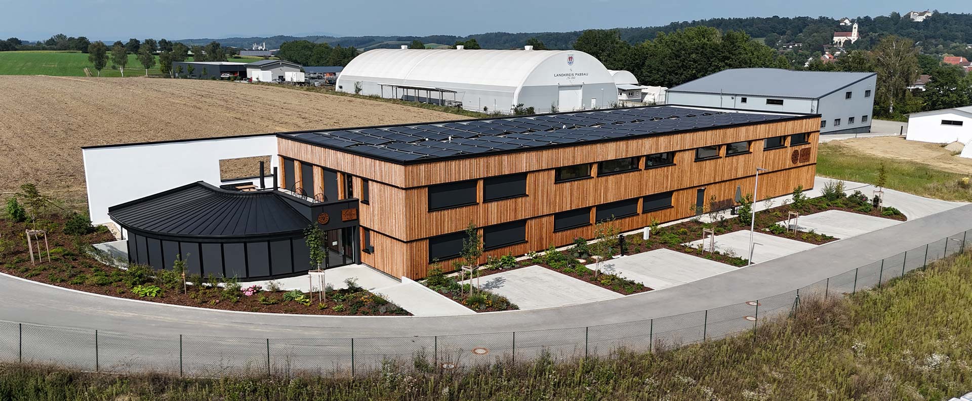 Eine Drohnenaufnahme des Gebäudes von Paul & Paulina von außen