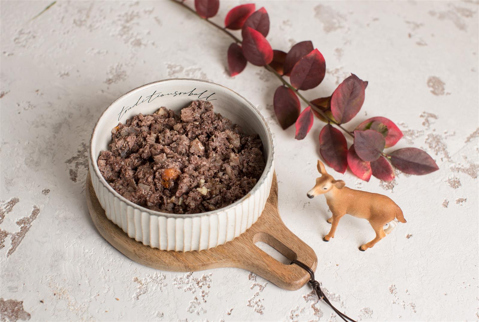 Herzstück Wild mit Topinambur, Petersilienwurzel, Birne und Preiselbeeren