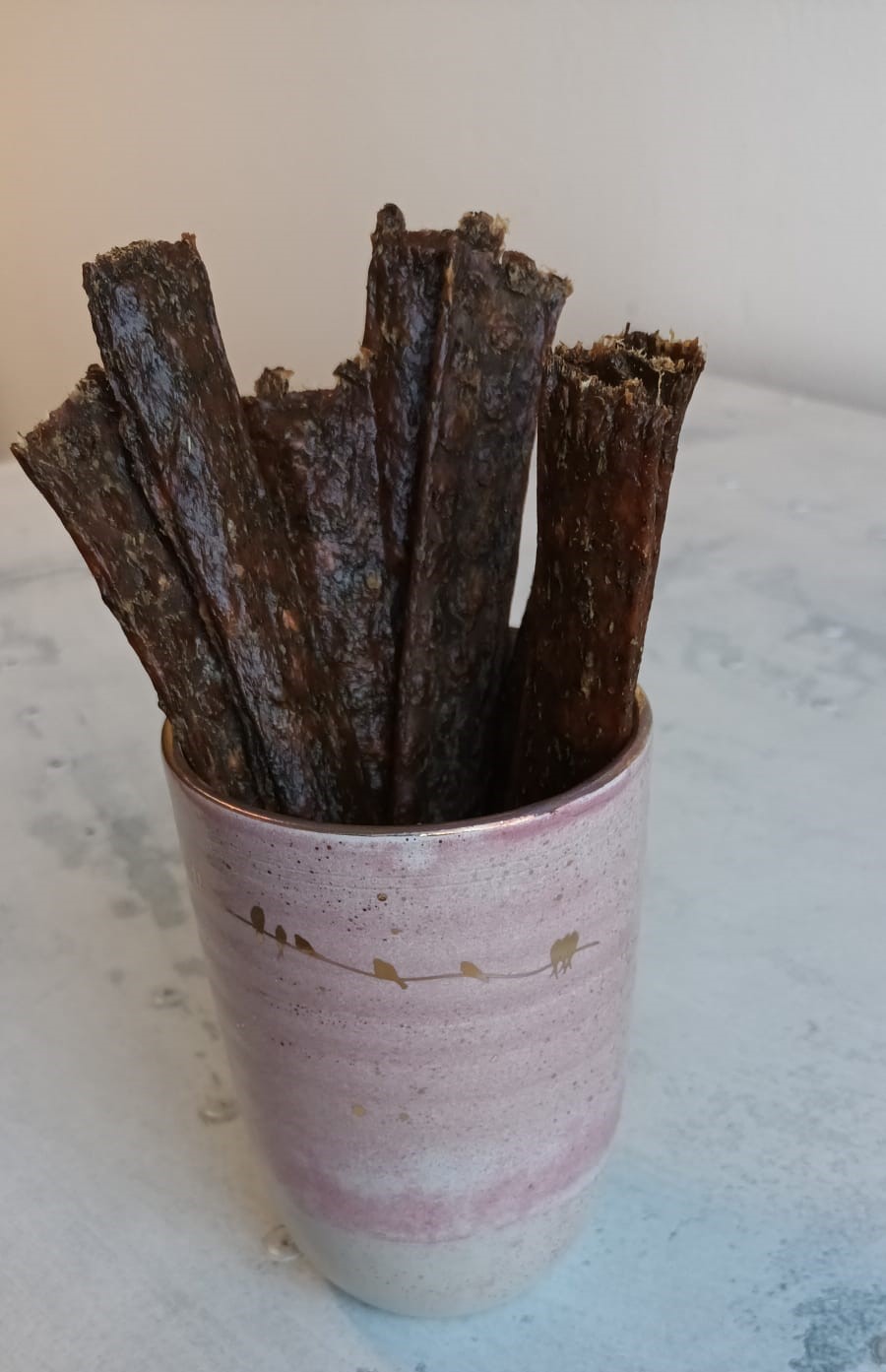 Grissini vom Huhn mit duftenden Blüten